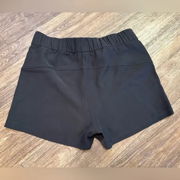 NWT Lululemon On the Fly MR Short2.5' Woven Black Size 6